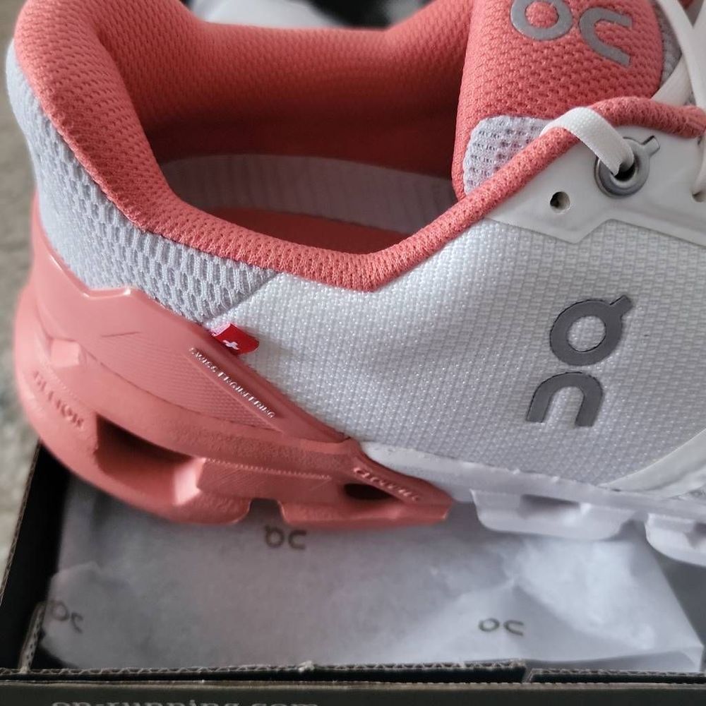 On runninb Cloudflyer Women - white/coral
Size 7.5
New. Box as is - Picture 5 of 8